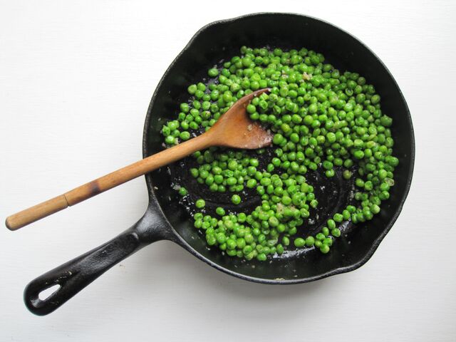 File:Cooking-peas-and-garlic1.jpg
