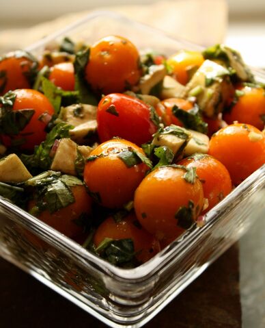 File:Tomato-basil-salad-2-829x1024.jpg