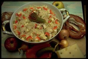 Sauerkrautsalat mit schinken