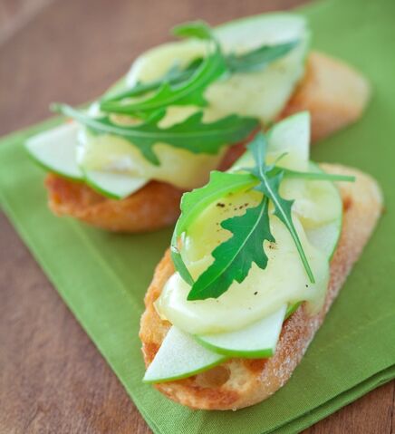 File:Apple and Brie Toasts.jpg