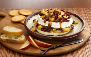 Delightful-appetizers-for-christmas-caramel-apple-baked-brie