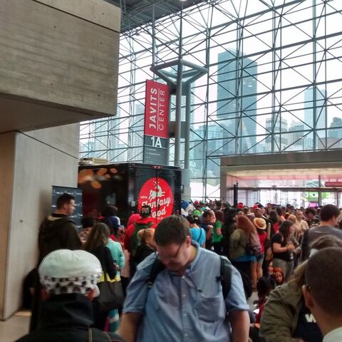 File:Nycc2014-foodtruckline2.jpg