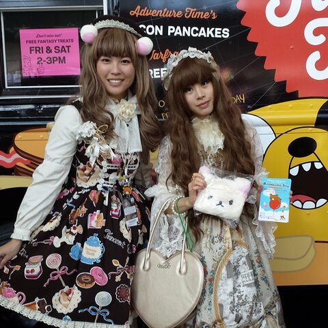 File:Nycc2014-rilakkuna girls.jpg