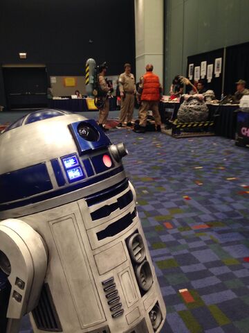File:C2e22014-r2d2.jpg