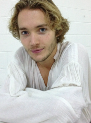 File:Toby Regbo III.png