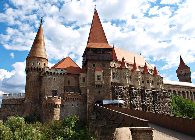 File:1024px-Hunyad Castle TB1.jpg