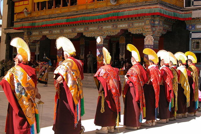 File:Shigatse Monks, Tibet.jpg