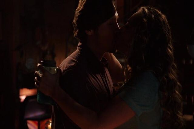 File:RevengeS01E10JackAmanda.jpg