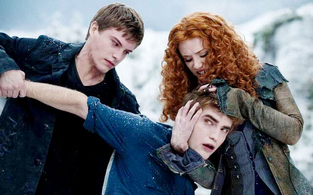 File:Twilight-eclipse-robert-pattinson-kristen-stewart-91.jpg