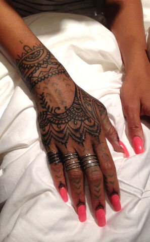 File:Rs 634x1024-131029152716-634.rihanna-henna.ls.102913.jpg