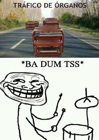 Archivo:Trafico-de-organos-pianos-en-autopista-carretera-broma-chiste-malo-troll-face.jpg