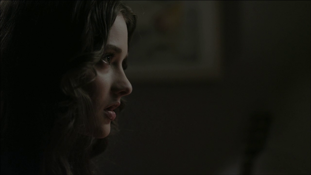 File:Hanna looking in the mirror.png