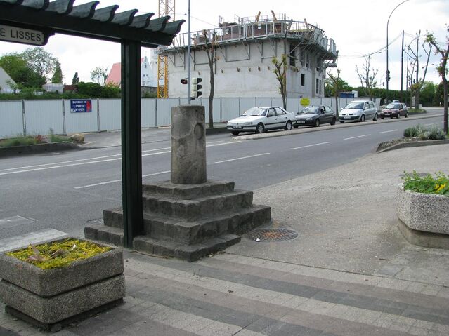 Fichier:Borne royale Corbeil N7 1L.jpg