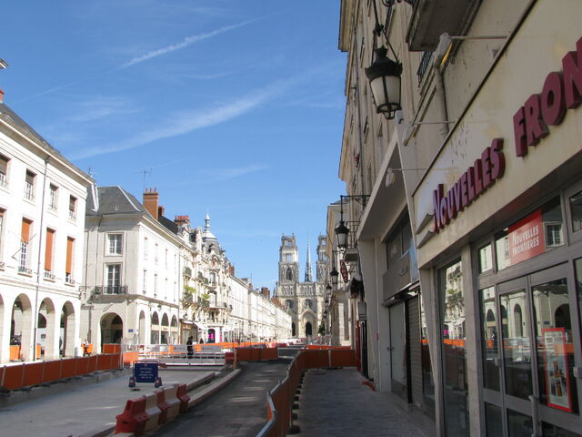 Fichier:Orléans rue Jeanne d'Arc traveaux du tramway vue Cathédrale.jpg