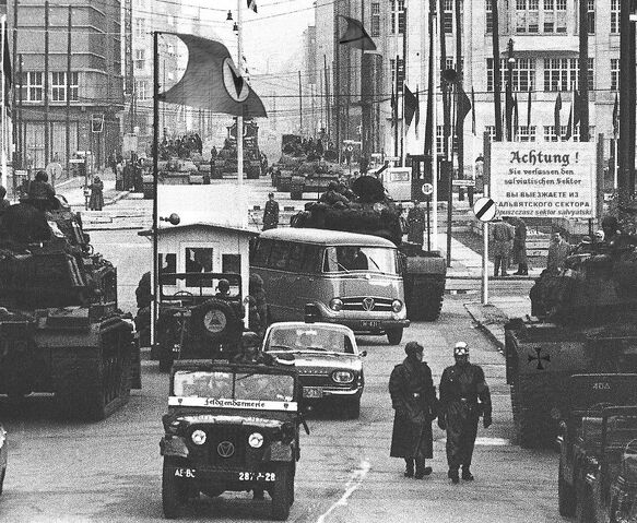 File:Checkpoint-charlie-1961-3.jpg