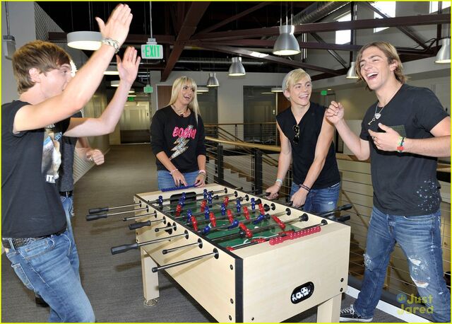 File:R5 celebrates LOUDER album release (6).jpg