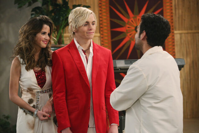 File:S4E18-SantasAndSurprises-4.jpg