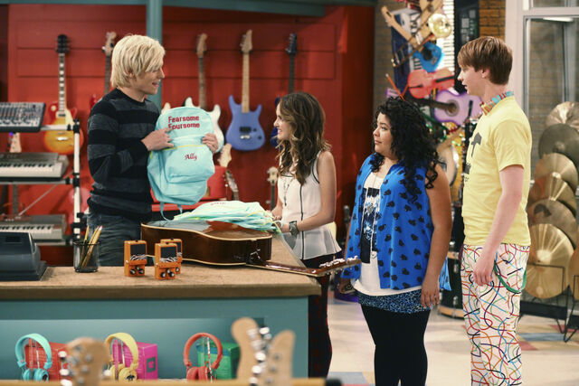 File:S4E01-BuzzcutsAndBeginnings-6.jpg