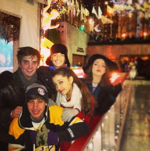 File:Ariana with Jai Brooks, Frankie Grande, Liz Gillies and Zach Sang.jpg