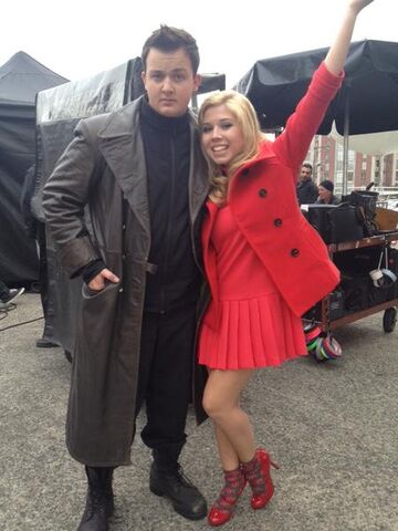 File:Jennette and Noah Munck on the Swindle set.jpg