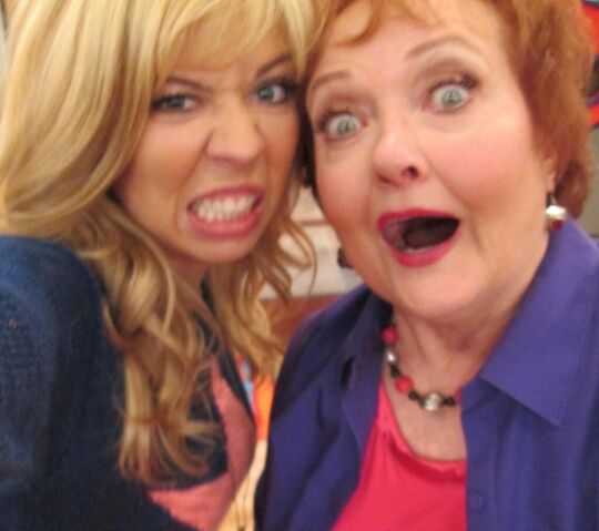 File:Jennette and Maree funny faces.jpg