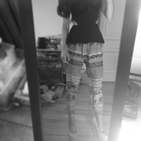 File:Ariana wearing patterned pants.jpg
