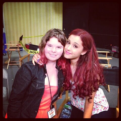 Archivo:Ariana on set with Micah Jacobson.jpg