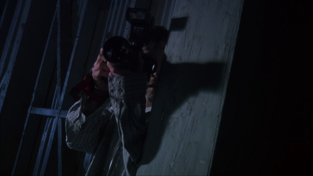 Archivo:Adam fotografiando a Lawrence.png