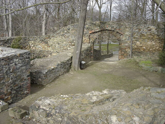 Datei:Innenhof Burg Reichenfels.jpg
