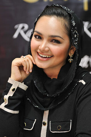 File:Siti Nurhaliza - SimplySiti Brunei.jpg