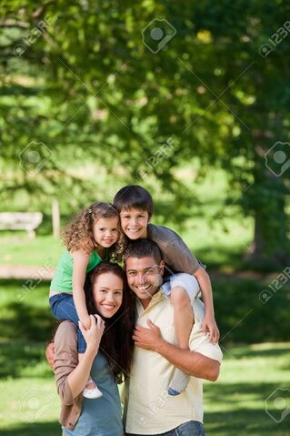 File:10217400-Padres-que-a-los-ni-os-un-piggyback-Foto-de-archivo.jpg