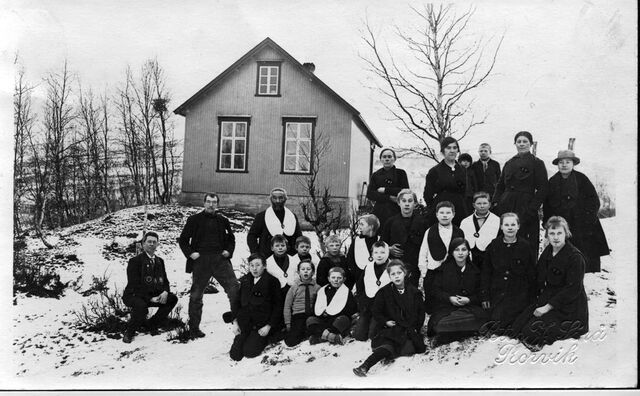 File:Finnfjord around 1916-17 Loge Finnfjord. The school in the background.jpg