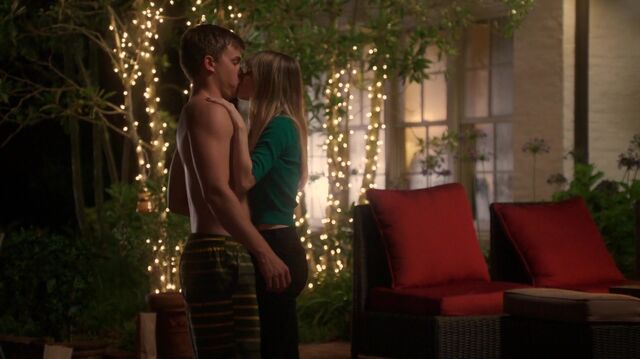 File:Kissing.jpeg