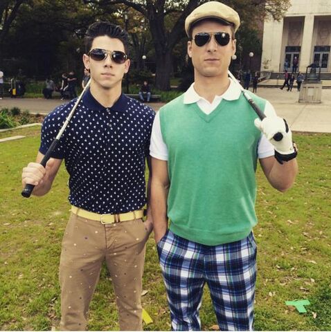 Archivo:Nick-Jonas-Glen-Powell-Scream-Queens-Set-Picture.jpg