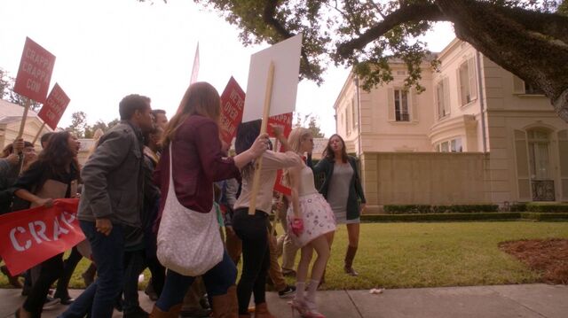 File:Normal ScreamQueens112 1030.jpg