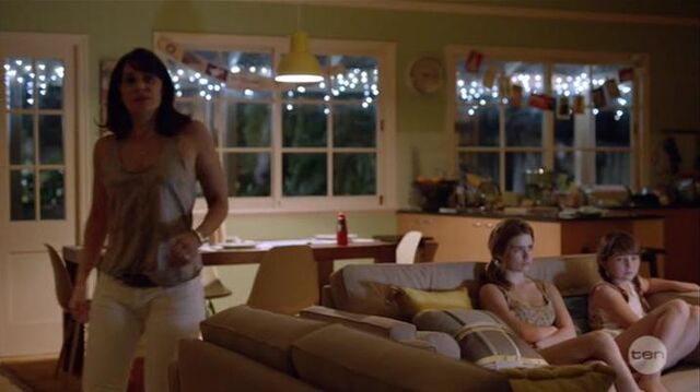 File:Australian Series-1x01-29.jpg