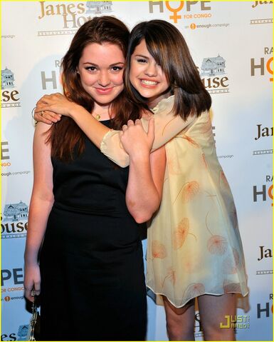 File:Selena-gomez-jennifer-stone-congo-02.jpg