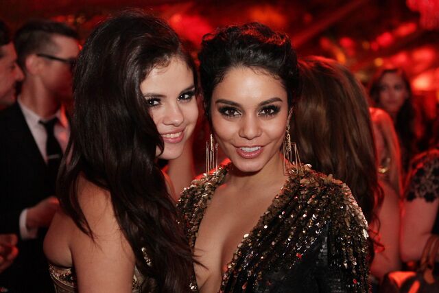 File:Golden-globes-vanessa-hudgens-ashley-tisdale-selena-gomez-sarah-hyland-6.jpg