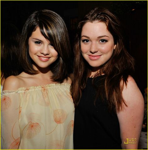 File:Selena-gomez-jennifer-stone-congo-03.jpg