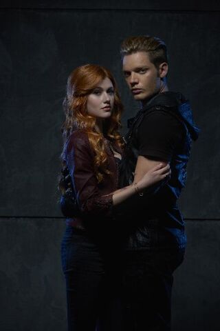 File:Shadowhunters S1 17.jpg