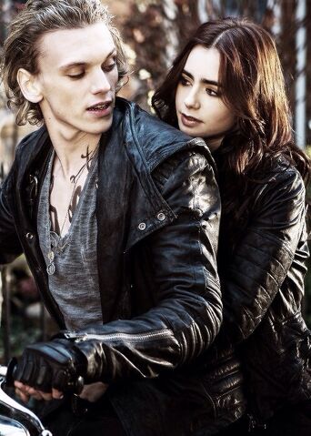 Archivo:Clary-Jace-moto.jpg