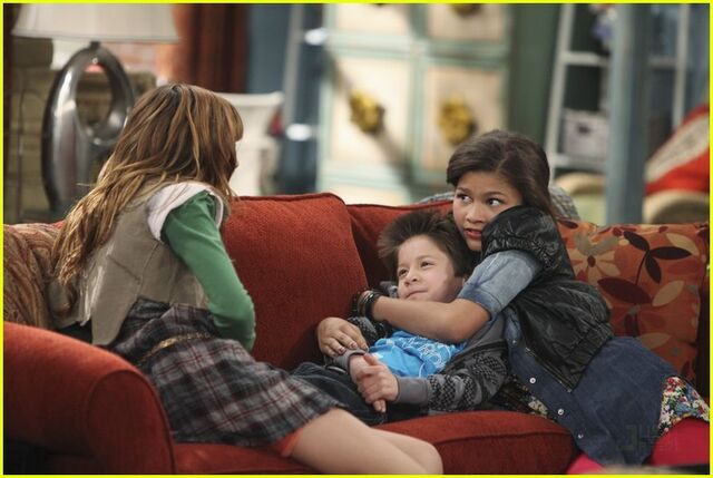 Fichier:Roshon-Fegan-Kenton-Duty-Give-It-Up-shake-it-up-27821286-700-469.jpg