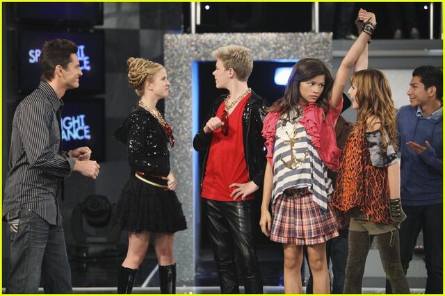 Fichier:Roshon-Fegan-Kenton-Duty-Give-It-Up-shake-it-up-27821280-700-466.jpg