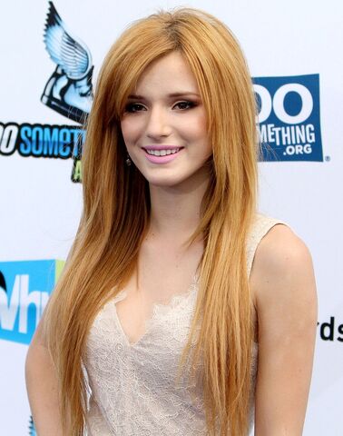 Fil:Bella-thorne-2012-do-something-awards-01.jpg