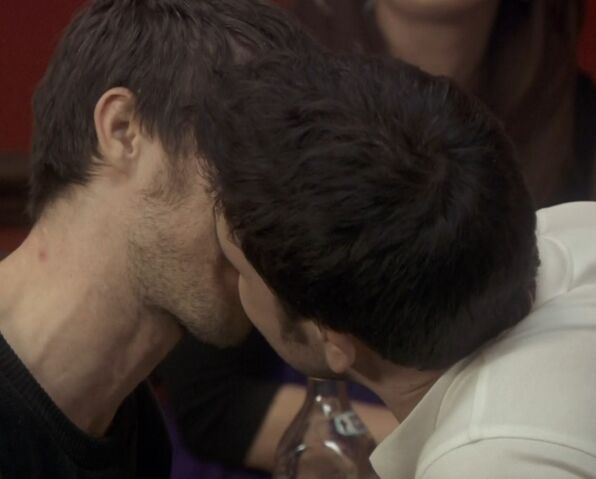 File:S8E16ShaneAndJamieKiss.jpg