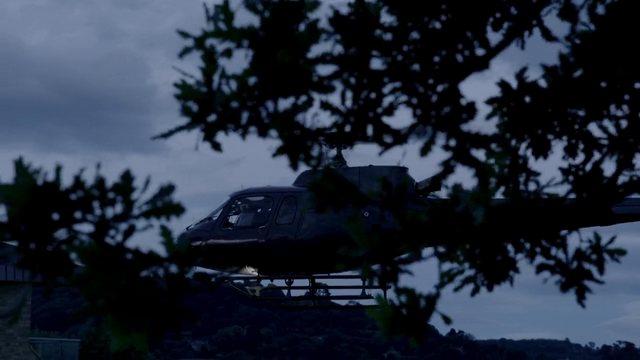Archivo:Sherlock 3x3 La policia llega a Appledore.png