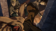Bertolt e Ymir ayudan a Reiner.png