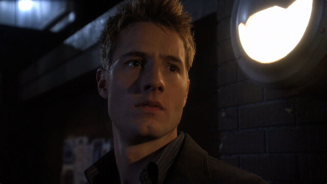 File:Oliverqueenicarus.jpg