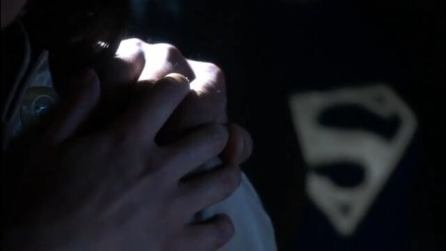 File:The Blur touches Lois.jpg