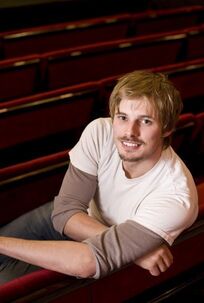 Bradley-James-the-merlin-cast-9159487-406-604
